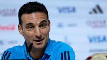 Doha (Qatar), 17/12/2022.- Argentina's head coach Lionel Scaloni speaks during a press conference in Doha, Qatar, 17 December 2022. Argentina will face France in their FIFA World Cup 2022 Final in Lusail on 18 December. (Mundial de Fútbol, Francia, Estados Unidos, Catar) EFE/EPA/RONALD WITTEK
