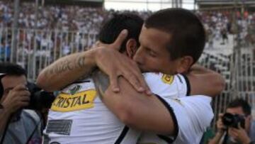 Emiliano Vecchio celebra su gol ante Audax, y se lo dedica a Julio Barroso.