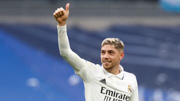 MADRID, 16/10/2022.- El delantero del Real Madrid Fede Valverde celebra la victoria al término del partido de la novena jornada de Liga que Real Madrid y FC Barcelona disputan este domingo en el estadio Santiago Bernabéu de Madrid. EFE/ Rodrigo Jiménez
