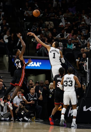 Victor Wembanyama tapona al jugador de los Miami Heat Haywood Highsmith en el duelo de pretemporada del 13 de octubre.