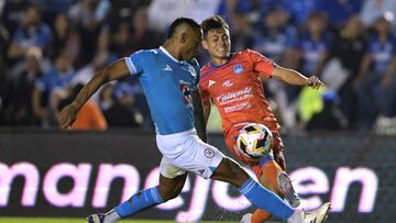 Mazatlan's Ramiro Arciga (R) and Cruz Azul's defender Colombian Willer Ditta fight for the ball during the Mexican Apertura tournament football match between Cruz Azul and Mazatlan at the Ciudad de los Deportes stadium in Mexico City, on July 6, 2024. (Photo by Yuri CORTEZ / AFP)