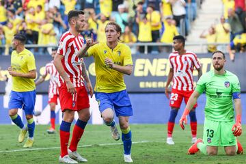 Alex Fernández celebra el 2-0 del Cádiz. 