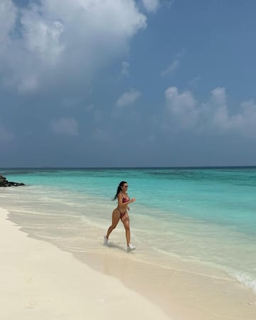 Georgina Rodríguez ha celebrado su treinta cumpleaños en las Islas Malvinas, un país tropical conocido por su majestuosas playas. Su pareja sentimental, el jugador Cristiano Ronaldo, no ha podido acompañarla en este especial viaje por motivos profesionales. Según diferentes medios , Georgina Rodríguez y todos los invitados se han hospedado en el resort de lujo Joali Maldives, un hotel que le hja podido costar unos 33.000 euros la noche. Unas vacaciones no aptas para todos los bolsillos.