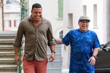 La ex estrella del fútbol brasileño Ronaldo (izq.) Y la ex estrella del fútbol argentino Diego Maradona llegan para participar en "El juego de Gianni, el partido de las leyendas", un partido de fútbol con leyendas del fútbol  en 2017