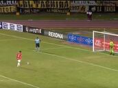 Estuvo en la Universidad de Chile y lanzó un penal afuera por una protesta: ¡ya es viral!