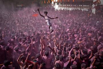 Un niño es lanzado por los aires durante la celebración Holi, el festival de los colores, que cada año se celebra alrededor de los meses de marzo y abril en la India y Nepal.