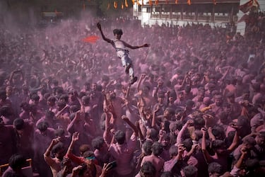 Un niño es lanzado por los aires durante la celebración Holi, el festival de los colores, que cada año se celebra alrededor de los meses de marzo y abril en la India y Nepal.