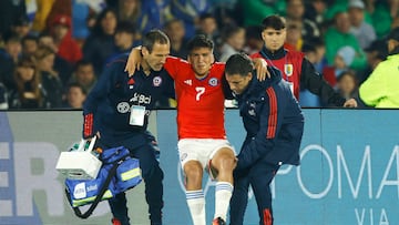 El jugador de Chile, Marcelino Núñez, es fotografiado contra Uruguay durante el partido clasificatorio al Mundial 2026 en el estadio Centenario.