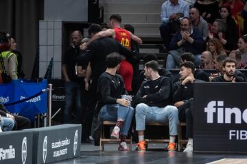 Joel Parra, alero de la Selección, se retira tras torcerse el tobillo ante Letonia en Zaragoza.