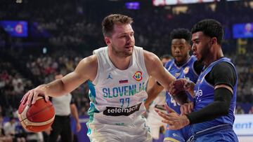 Okinawa (Japan), 25/08/2023.- Luka Doncic (L) of Slovenia in action against Garly Sojo of Venezuela during the FIBA Basketball World Cup 2023 group stage match between Slovenia and Venezuela in Okinawa, Japan, 26 August 2023. (Baloncesto, Japón, Eslovenia) EFE/EPA/KIMIMASA MAYAMA
