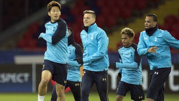 Los jugadores del Tottenham, trabajando en Mosc&uacute;.