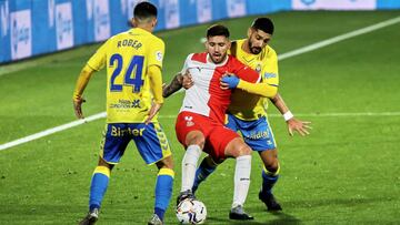 GRAF6961. GIRONA (ESPAÑA), 09/11/2020.- El delantero de la UD Las Palmas Roberto González (i) pelea una posesión con el delantero argentino del Girona FC Nahuel Bustos (c) durante un encuentro de a segunda división disputado es