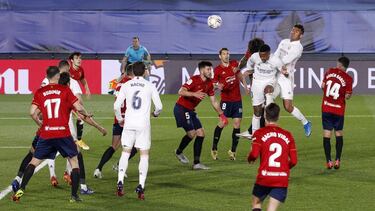 Éder Militao en el momento en el que remata un centro desde el córner que acaba convirtiéndose en el primer gol del Madrid contra Osasuna.