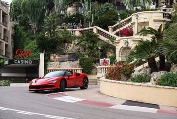 Charles Leclerc, en el Ferrari SF90 por las calles de Mónaco.