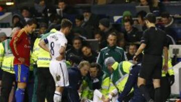 Gareth Bale es retirado en camilla tras su lesi&oacute;n.