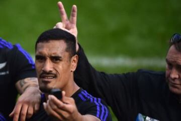 Jerome Kaino de Nueva Zelanda y su seleccionador Steve Hansen.