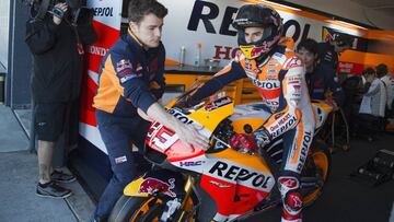 Marc M&aacute;rquez saliendo del box del Repsol Honda en el test de Australia.