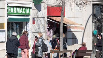 GRAFCAT1576. BARCELONA (ESPAÑA), 17/01/2022.- Varias personas guardan cola ante una farmacia del barrio del Guinardó de Barcelona, que vende y realiza test de antígenos este lunes en que la sexta ola de coronavirus sigue creciendo descontrolada en Cataluña, y que ha vuelto a batir el récord de contagios de toda la epidemia, con más de 200.000 en los últimos siete días, lo que ha hecho aumentar el número de ingresos hospitalarios y empeorar casi todos los indicadores epidémicos.EFE/ Marta Pérez
