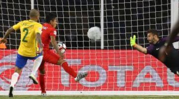 Turno de la Copa América: El peruano Raúl Ruidíaz marcó un claro gol con la mano. A pesar que en esta ocasión el arbitro dudó un poco más finalmente se decisión fue errónea y valido un gol con la mano.  