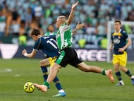 SEVILLA, 04/04/2026.- El delantero del Espanyol, Jofre Carreras (i), se lleva el balón ante el delantero del Betis, Pablo García, durante el encuentro correspondiente a la jornada 30 de Laliga EA Sports que disputan este sábado Real Betis y RCD Espanyol en el estadio de La Cartuja, en Sevilla. EFE / Julio Muñoz