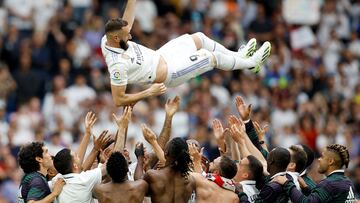 Soccer Football - LaLiga - Real Madrid v Athletic Bilbao - Santiago Bernabeu, Madrid, Spain - June 4, 2023 Real Madrid players throw Karim Benzema in the air after the match REUTERS/Juan Medina TPX IMAGES OF THE DAY