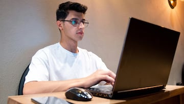 chico hombre joven ordenador portatil