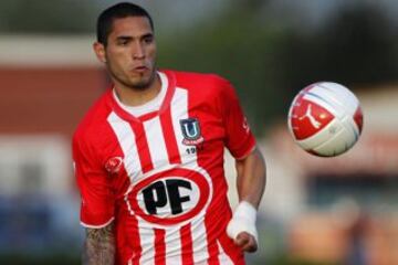 Pocos goles y pocos partidos marcaron su inicio en el fútbol. Hasta que llegó a La Calera y Huachipato, donde marcó más de 40 goles. Después emigró a Europa, Brasil y México.