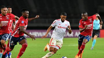 Brazil's Internacional Wanderson Sousa (C) and Colombia's Independiente Medellin Juan Mosquera (R) vie for the ball during their Copa Sudamericana group stage football match, at the Atanasio Girardot stadium in Medellin, Colombia, on April 26, 2022. (Photo by JOAQUIN SARMIENTO / AFP)