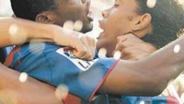 <b>¿CULÉS DE POR VIDA? </b>Etoo firmó un contrato hasta 2010, mientras que a Ronaldinho el Barça de Joan Laporta le quiere atar hasta 2014.