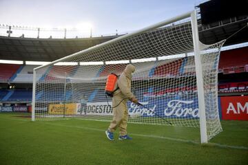 Un trabajador desinfecta el estadio Roberto Meléndez de Barranquilla antes del comienzo del Júnior de Colombia-Independiente del Valle de Ecuador, correspondiente a la fase de grupos de la Copa Libertadores, que acabaría 4-1 a favor de los locales. Todos los partidos del torneo se están celebrando a puerta cerrada. 