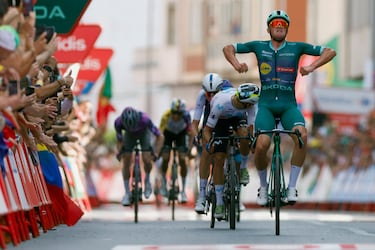 Mads Pedersen celebra la victoria de etapa.