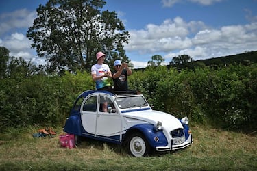 Dos espectadores, en lo alto de un Citröen 2CV, esperan el paso de los ciclistas durante la sexta etapa del Tour.