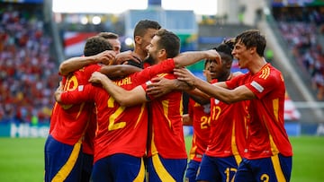 BERLÍN (ALEMANIA), 15/06/2024.- El defensa de la selección española Dani Carvajal (2-i) celebra con sus compañeros tras marcar el 3-0 durante el partido del grupo B de la Eurocopa 2024 entre España y Croacia, este sábado en el Estadio Olímpico de Berlín, Alemania. EFE/Alberto Estévez