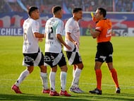 Futbol, Universidad de Chile vs Colo Colo
Fecha 7, Liga de Primera 2025
El arbitro Piero Maza muestra tarjeta amarilla a Esteban Pavez de Colo Colo durante el partido de primera division contra Universidad de Chile disputado en el estadio Nacional en Santiago, Chile.
12/07/2025
Pepe Alvujar/Photosport
Football, Universidad de Chile vs Colo Colo
7th turn, First Division League 2025
Referee Piero Maza shows a yellow card to Esteban Pavez of Colo Colo during a first division match against Universidad de Chile at the Nacional stadium in Santiago, Chile.
12/07/2025
Pepe Alvujar/Photosport