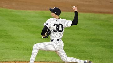 New York (United States), 14/10/2024.- Yankees Luke Weaver pitches during the eighth inning of game one of the Major League Baseball (MLB) American League Championship Series between the Cleveland Guardians and the New York Yankees in the Bronx borough of New York, New York, 14 October 2024. The League Championship Series is the best-of-seven games. The winner of the American League Championship Series will face the winner of the National League Championship Series to advance to the World Series. (Liga de Campeones, Nueva York) EFE/EPA/CJ GUNTHER