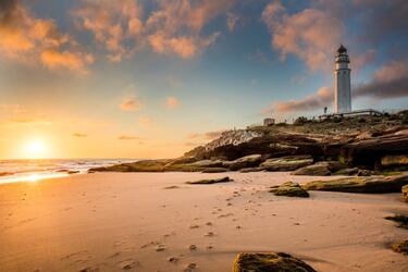 Desde el Cabo de Trafalgar hasta el pie del acantilado de La Breña, se extiende la playa de Los Caños de Meca, denominada así durante la época musulmana. Actualmente, esta zona es uno de los enclaves turísticos de Barbate. Numerosos restaurantes y terrazas permiten disfrutar del sol y el mar sobre el talud, desde una perspectiva más elevada. Marcada por la morfología del acantilado, la playa se divide en varios tramos con diferentes nombres populares. La práctica de surf y su cultura asociada han tomado gran protagonismo en los últimos años. Además, frente al faro, tuvo lugar la Batalla de Trafalgar, donde la flota británica se enfrentó a la española el 21 de octubre de 1805.