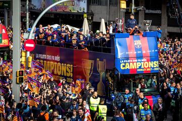 El bus que transportó a los campaones de LaLiga y de la Copa del Rey