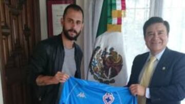 Víctor Vázquez ya tiene la visa de trabajo que le permite tener actividad con Cruz Azul a partir del próximo fin de semana.