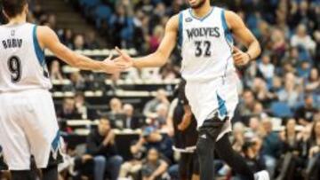 Ricky Rubio celebra una acci&oacute;n con Karl-Anthony Towns.