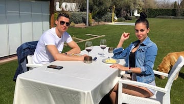 Cristiano Ronaldo cenando con Georgina Rodr&iacute;guez en su casa el d&iacute;a de Pascua.