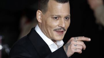 Johnny Depp apareci&oacute; borracho en la premiere de Asesinato en el Orient Express celebrada en Londres.