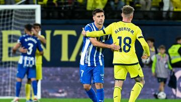 VILLARREAL (CASTELLÓN), 22/10/2023.-El defensa del Villarreal Alberto Moreno (d) saluda a su rival del Deportivo del Alavés Xeber Alkain (2d) al término del partido correspondiente a la jornada 10 de LaLiga, que ambos clubes disputan este domingo en el Estadio de la Cerámica. EFE/Andreu Esteban