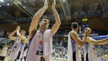 Los jugadores del Río Natura celebran la permanencia en la máxima categoría del baloncesto español.