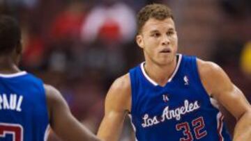 Blake Griffin celebra con Chris Paul una canasta.