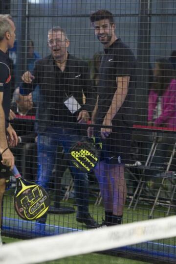 Piqué se divierte jugando al padel con Puyol, Corretja y Costa