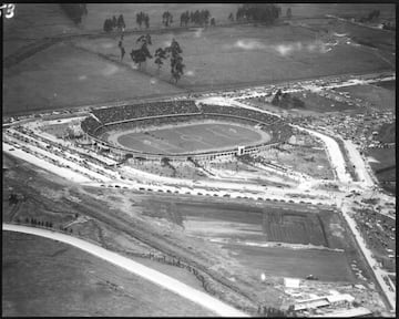 El 10 de agosto de 1938 se inauguró el Estadio Nemesio Camacho El Campín. Así se veía el estadio en la época del Dorado.