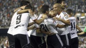 Los jugadores del Valencia celebran el segundo gol ante el Córdoba, marcado por Gayá (c)