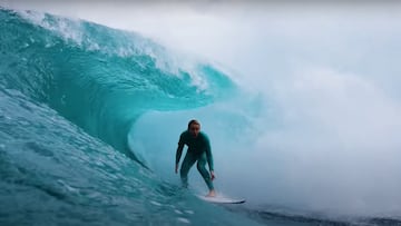 Sierra Kerr surfeando un tubo en en The Box (Australia).