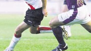 <b>EL MEJOR. </b>Diego Capel intenta marcharse de un rival en el encuentro disputado ayer en el Pizjuán.