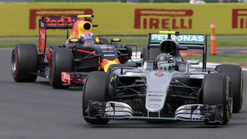 Nico Rosberg con el Mercedes presionado por el Red Bull de Max Verstappen durante el GP de México 2016.